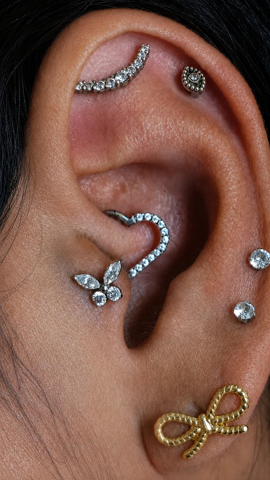 Composição de piercing na orelha realizada pela Memphis no Shopping Taboão