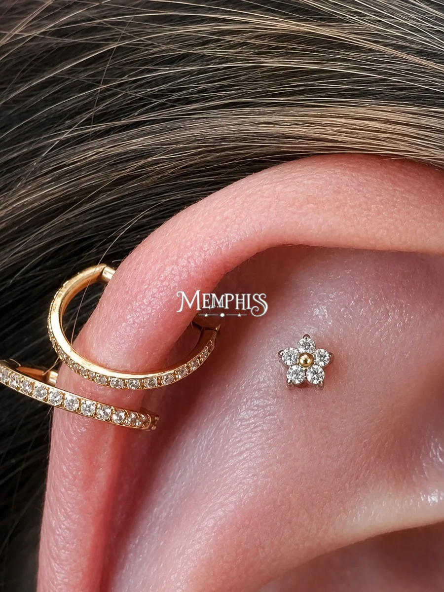 Piercing helix com joia cravejada aplicado na Memphis