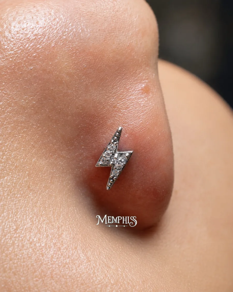 Piercing no nariz aplicado na Memphis, em Taboão da Serra