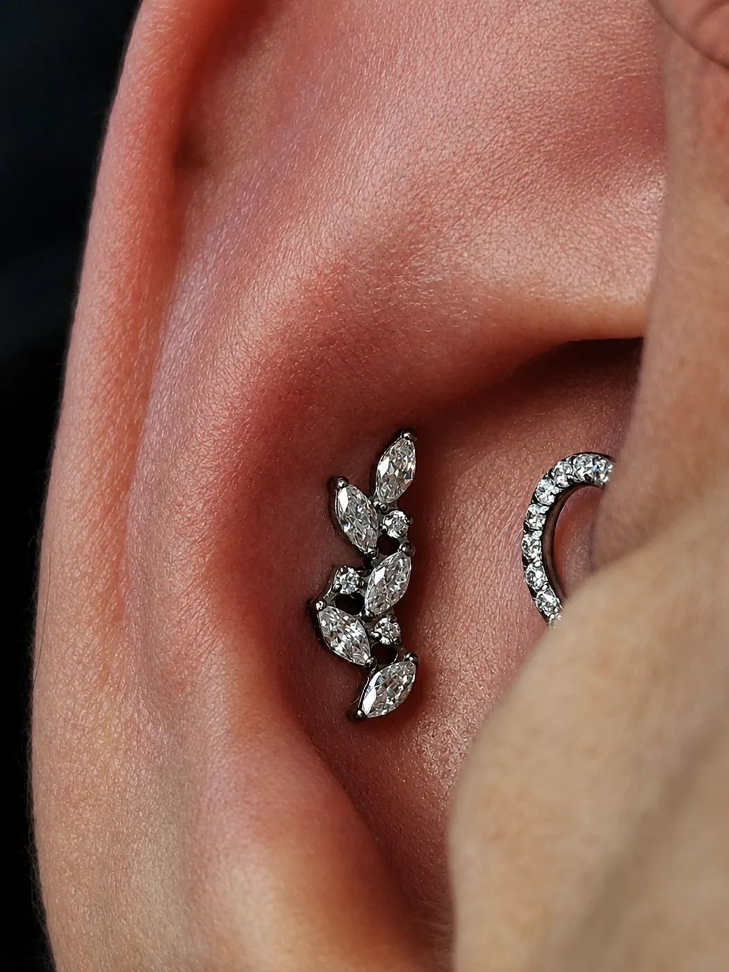 Piercing conch com joia de folhas cravejadas e argola