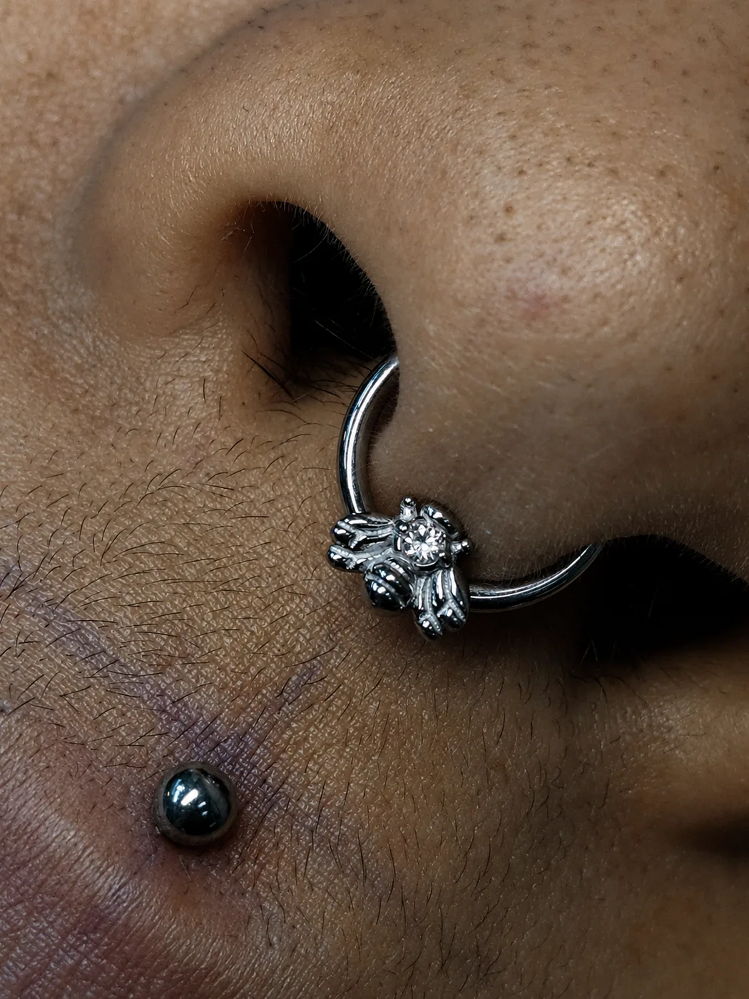 Piercing de septo com argola e joia ornamentada