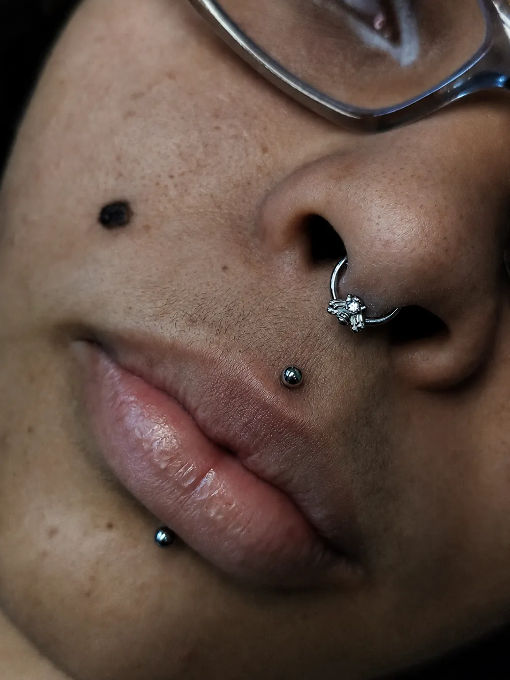 Piercing monroe e labret aplicados na Memphis