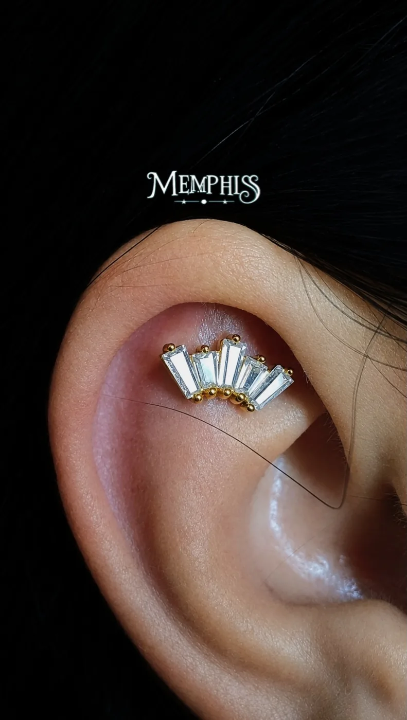 Joias de piercing da vitrine da Memphis, no Shopping Taboão
