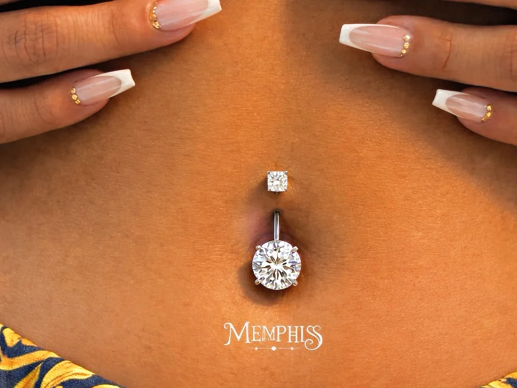Piercing no umbigo aplicado na Memphis, em Taboão da Serra